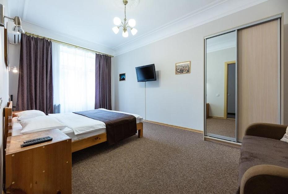 Guest House "Vladimirskaya 42" Kyiv Exterior photo