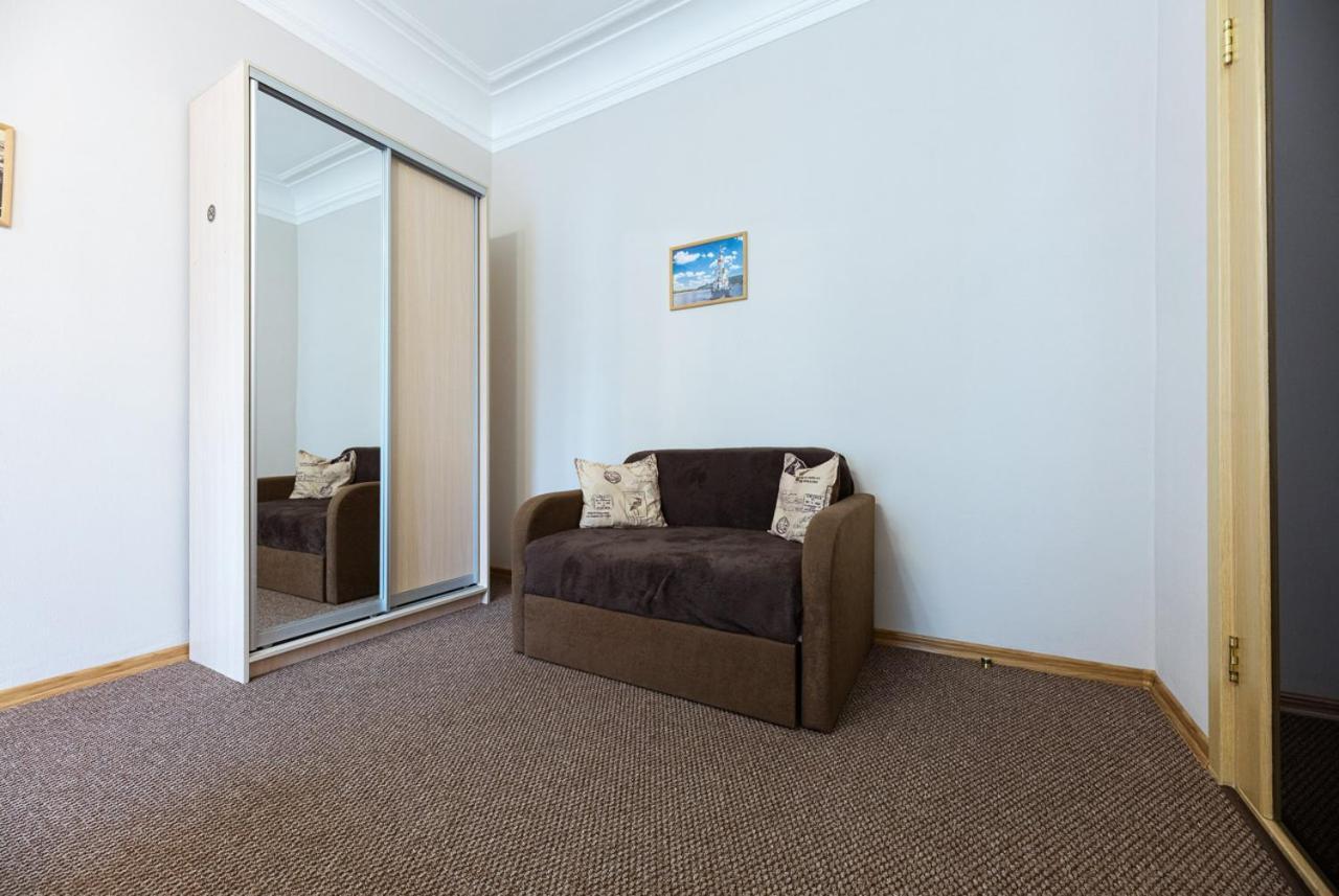 Guest House "Vladimirskaya 42" Kyiv Exterior photo