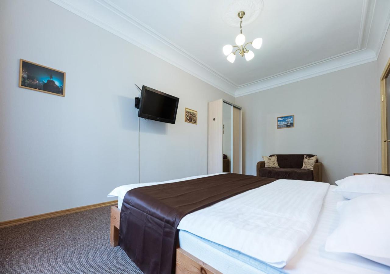 Guest House "Vladimirskaya 42" Kyiv Exterior photo