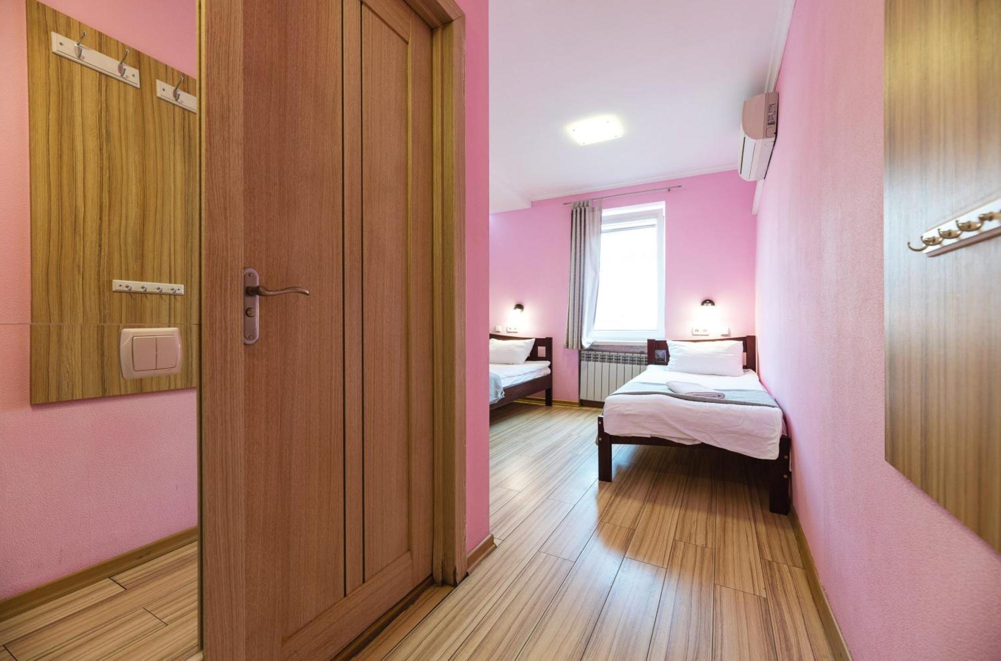 Guest House "Vladimirskaya 42" Kyiv Exterior photo